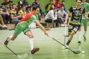 Michael Schiess (Bildmitte) vom Unihockey-Club Waldkirch-St.Gallen. Im Bild beim Spiel gegen Langnau vom 27. Januar 2019. (Bild: Michel Canonica)