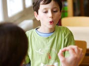 Sprachbehinderungen haben viele Formen: Manche Kinder haben beispielsweise Mühe mit der Aussprache. (Bild: Alamy)