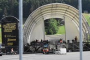 Um den Aufbau der Festival-Bühne kümmern sich Spezialisten. (Bild: Urs M. Hemm)