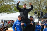 Festsieger Werner Schlegel wird auf den Schultern seiner Vereinskameraden des Schwingclubs Wattwil in die Höhe gehoben. (Bild: Beat Lanzendorfer)