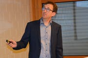 Gemeindepräsident Roman Habrik leitete die drei Vorversammlungen in Gähwil, Kirchberg und Bazenheid. (Bild: Beat Lanzendorfer)