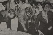 4. Juni 1988: Bildhauer Peter Hotz hilft Stadtammann Hans Bachofner und Bürgermeister Lothar Held bei der Teilung des Zeigersteins. (Bild: TZ-Archiv)