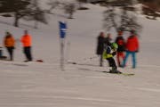 Ein Bub rast den Sonnenberghang hinab, das Publikum säumt die Piste. (Bild: Johannes Wey, 9. Februar 2019)