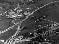 Der Autobahnanschluss Winkeln ist teilweise fertig erstellt, die Autobahn Richtung St.Gallen ist aber für den Verkehr noch nicht freigegeben. Auffällig ist an der Aufnahme aus den frühen 1980er-Jahren das Fehlen der heutigen, dichten Bebauung.