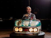 Johannes Muntwyler (55) posiert in einem Autoscooter-Wagen. Das Motto des neuen Programms des Circus Monti lautet Jahrmarkt. (Bild: Severin Bigler)