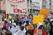Zum Sozial- und Umweltforum gehörte ursprünglich auch eine Schlusskundgebung in der St.Galler Altstadt. 2011 wird in der Neugasse auf einem Transparent auf die Überlebensprobleme der Eisbären durch den Klimawandel hingewiesen. Seit einigen Jahren schon wird auf diese Demo mangels Zulauf verzichtet. (Bild: Reto Voneschen - 14. Mai 2011)