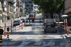 Am Freitag waren Arbeiter auf Höhe des Restaurants Eidgenössisches Kreuz und der Post Lachen als Vorbereitung auf die Grabarbeiten damit beschäftigt, den Fahrbahnbelag aufzufräsen. (Bild: Reto Voneschen)