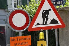 Eine Signalisation, die auch diesen Sommer auf Stadtsanktgaller Strassen oft anzutreffen ist. (Bild: Reto Voneschen)