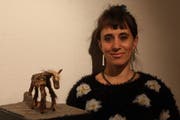 Kathrin Rieser alias Eruk T. Soñschein mit einer ihrer Figuren. (Bild: Aliena Trefny - 26. März 2019)