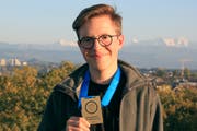 Simon Gründler von der Kantonsschule am Burggraben mit seiner Gold-Medaille der Geografie-Olympiade in Bern. (Bild: PD/Geographie-Olympiade Schweiz)