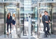 Auf gleicher Stufe: Frauen und Männer sollten gleich viel verdienen, darüber sind sich Zentralschweizer Firmen einig. (Bild: Schindler Press Picture)