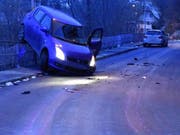Die Fahrerin des Autos auf dem Geländer verletzte sich leicht. Der Sachschaden beläuft sich auf rund 11'000 Franken. (Bild: Luzerner Polizei (Werthenstein, 25. Januar 2019))