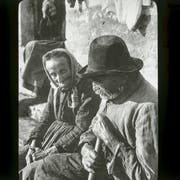 Ein älteres Ehepaar. Diese Aufnahme, um das Jahr 1922 aufgenommen, stammt vermutlich aus dem Nachlass des damaligen Zentralsekretärs der Pro Senectute, Werner Ammann. (Bild: PD/Copyright Schweizerisches Sozialarchiv, Fotograf/-in unbekannt)