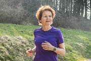 Brigitte Häberli joggt am Waldrand beim Bichelsee. (Bilder: Andrea Stalder)