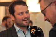 Simon Stadler war nach seiner Wahl zum Nationalrat ein gefragter Interviewpartner. (Bild: Urs Hanhart, Altdorf, 20. Oktober)