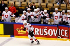 Die Schweizer können die Halbfinal-Qualifikation kaum fassen. Hinten: Nati-Coach Patrick Fischer. | Bild: Salvatore Di Nolfi / Keystone (Herning, 17. Mai 2018)