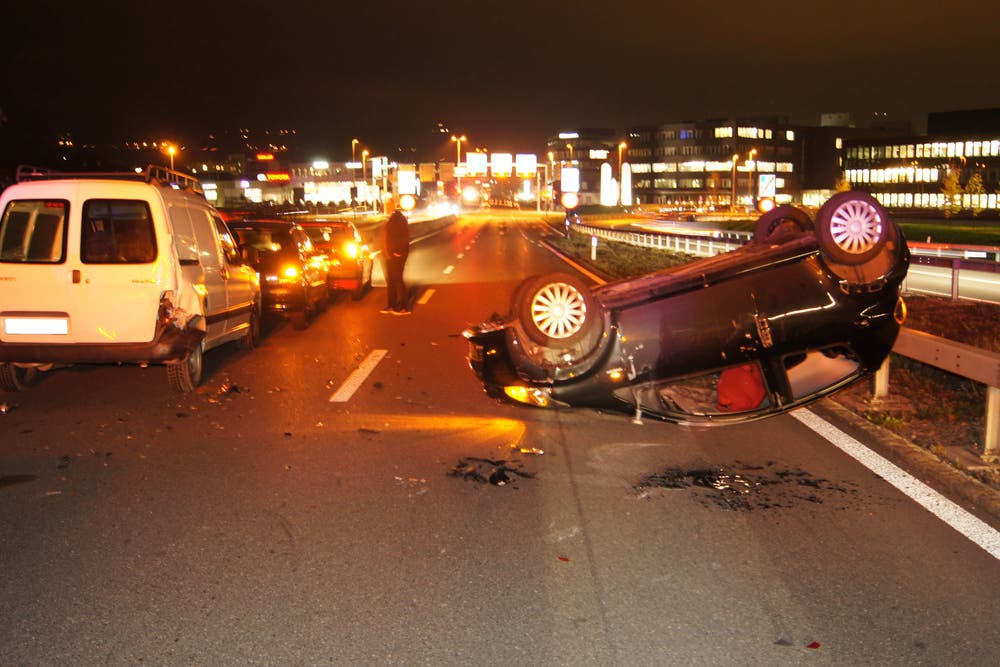 Baar - 15. NovemberBei der Autobahnausfahrt Baar ist es zu einem Auffahrunfall mit vier beteiligten Fahrzeugen gekommen. Ein Auto landete auf dem Dach. Eine Person wurde verletzt. (Bild: Zuger Polizei)
