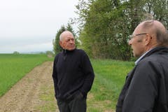 Janusz Kwiek (links) und Manfred Welzel auf einem Spaziergang um Brodziszów.