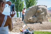 Immer eine Attraktion, die viel Publikum an den See lockt: das Sandskulpturen-Festival in Rorschach. (Bild: Urs Bucher - 24. August 2017)