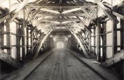 Innenansicht der 1929 entstandenen Brücke mit Holz der einstigen Eisenbahnbrücke Bad Ragaz-Maienfeld. (Bilder: Archiv Hansruedi Rohrer)