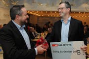 Markus Walker (links) gratuliert Peter Keller. Dieser brachte sein 2011 von der Partei erhaltenes Riesen-Zugbillett nach Bern mit. Vor vier Jahren hat er aus der letzten Zahl eine «5» und nun selbstbewusst eine «9» für 2019 daraus gemacht. (Bild: Oliver Mattmann (Hergiswil, 16. Januar 2019))