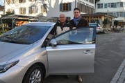 Walter Reinhart und Reto Marty freuen sich über das neue Dienstfahrzeug mit Hybridantrieb. (Bild: Sabrina Bächi)
