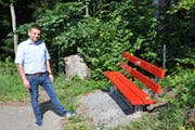 Niko Gerig besichtigt im Juggen das erste Bänkli mit dem neuen Logo des Verkehrsvereins Ebnat-Kappel. (Bild: Sabine Camedda)