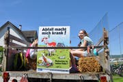 Kürzlich unterstützten die beiden Diepoldsauer Schulklassen 4b und 6b den Landwirt Peter Kuster mit einer Müllsammelaktion. Der St. Galler Bauernverband stellte Plakate mit dem Spruch «Abfall macht mich krank» zur Verfügung. (Bild: Andrea C. Plüss)