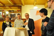Ständerat Erich Ettlin im Gespräch mit vier Mitgliedern der Jung CVP. (Bild: Philipp Unterschütz, Sarnen, 9. Januar 2019)