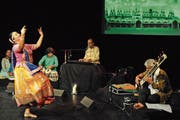 Ein Fest für alle Sinne: Tänzerin Stuti Aga im Vordergrund, in der Bildmitte Manish Vyas am Keyboard. (Bild: Michael Hug)