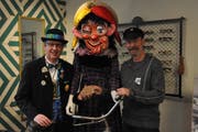 Lälli-Zunftmeister Max III. und Künstler Urs Krähenbühl (rechts) präsentieren die Plakette 2019. (Bild: Philipp Unterschütz (Sarnen, 8. Januar 2019))