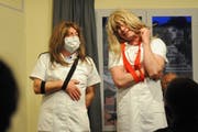 Die Oberschwestern «Messer» und «Zingge» (von links), gespielt von Leo Pfiffner und Bruno Schweizer. (Bild: Michael Hug)