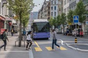 Der Fussgängerstreifen auf der Höhe Murbacherstrasse mit Fussgängerinsel. Die Hirschmattstrasse wird zur 30er-Strecke.(Bild: Boris Bürgisser (Luzern, 11. April 2017))