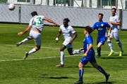 St.Gallens erfolgreichster Torschütze Jérémy Guillemenot (links) und Axel Bakayoko (Mitte) bringen die Bad Ragazer in Bedrängnis (Bild: Manuel Nagel)