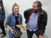 Künstlerin Olivia Abächerli freut sich über die Jahresgabe. Neben ihr Laudator Christian Kathriner. (Bild: Ruedi Wechsler, Stans, 30. Augsut 2018)