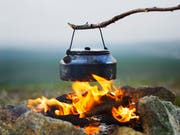 An der Grillstelle im Wald schmeckts gleich besser. (Bild: Getty)
