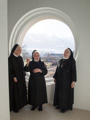 Ihnen steht das grosse Zügeln bevor: Priorin Margrith Jegerlehner vom Kloster Wikon, Priorin Daniela Bieri vom Kloster Melchtal und Äbtissin Pia Habermacher vom Kloster Sarnen (von links) im neuen Verbindungstrakt zwischen dem Josefshaus und dem Kloster. Bild: Boris Bürgisser (Sarnen, 21. Februar 2019)