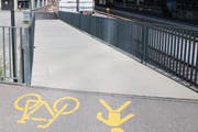 Die Baustelle mitten auf dem Veloweg. Beim Zugang zum hintersten Perron des Hauptbahnhofs ist die Durchfahrt blockiert. (Bild: Reto Voneschen)