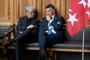 Hans Wicki (rechts) zusammen mit dem Obwaldner Ständeratskollegen Erich Ettlin in der Frühlingssession. (Bild: Keystone/Anthony Anex, Bern, 11. März 2019)