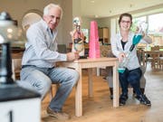 Endlich mehr Platz: Hans und Dagmar Fuchs in den neuen Räumen des Montessori Kinderhauses. (Bild: Andrea Stalder)