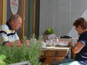 Dieses Paar ist vertieft in die W&O-Lektüre. (Bild: Jessica Nigg)
