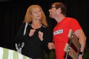 Ganove Fredi (Adrian Blättler) und Ganovenbraut Natascha (Claudia Bachmann) besprechen die Lage. (Bild: Monika van de Giessen, Meierskappel, 15. Oktober 2019)