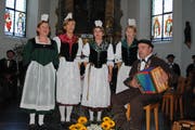 Viel Applaus ernteten die jodenden Geschwister Rymann für ihren Auftritt am Gedenkkonzert: Käthi, Silvia, Annemarie, Ruth und Peter Rymann (von links). Bild: Monika van de Giessen (Giswil, 9. September 2018)