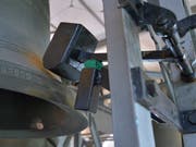 Solche schweren Hämmer schlagen die Viertelstunden und Stundensignale auf den Glocken. (Bild: Mario Testa)