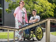 Ramona Vock und Joshua Rothenhäusler haben sich bei der Schatzkiste Rorschach, einer Partnervermittlung für Menschen mit Beeinträchtigung, angemeldet. (Bild: Hanspeter Schiess)