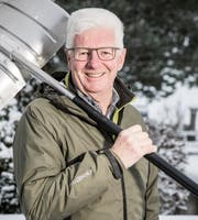 Erwin Widmer nimmt viele Erinnerungen vom Skilift in Mosnang mit, die ihn zum Lächeln bringen. (Bild: Mareycke Frehner)