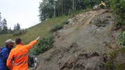 Experten begutachten den Rutschhang im Rennental. (Bild: Chrstiof Lampart)