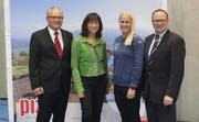 Hohe Gäste bei der Generalversammlung: Regierungsratspräsidentin Heidi Hanselmann und Snowboard-Weltmeisterin Julie Zogg, umrahmt von Markus Oppliger (links) und Klaus Nussbaumer. (Bild: PD)