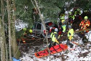 Mit dem Spreizer werden die Türen des Unfallwagens zur Bergung der Verletzten abgetrennt. (Bild: Sepp Odermatt (Stansstad, 9. Februar 2019))