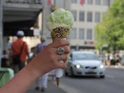 In der Gelateria Bongusto probieren wir die Sorten Vanille (unten) und Kiwi in der handgemachten Schokoladenwaffel. (Bild: Linda Müntener)